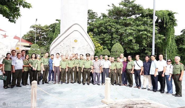 Thượng tướng Nguyễn Khánh Toàn cùng các đồng chí nguyên lãnh đạo Cục nghiệp vụ Bộ Công an ôn lại lịch sử vẻ vang của Chiến thắng CM12.
