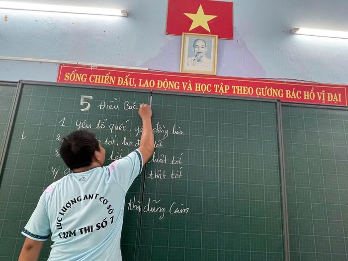 Một thành viên lực lượng tham gia bảo vệ an ninh trật tự ở cơ sở tham gia hỗ trợ tại lớp bình dân học vụ.
