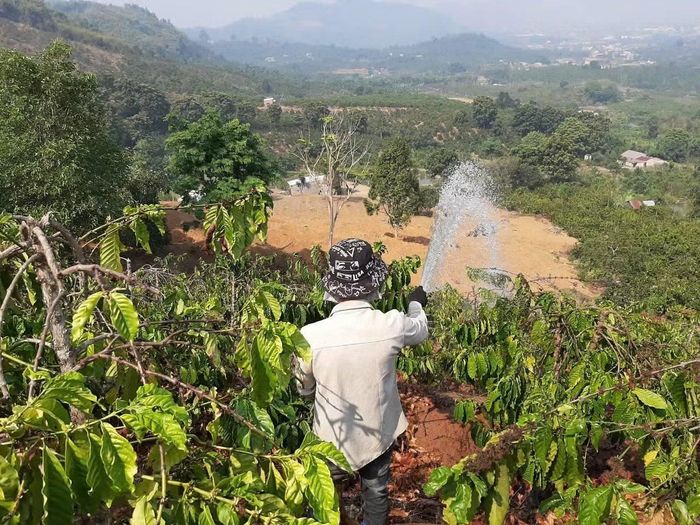 Người dân lo lắng thiếu hụt nước tưới phục vụ sản xuất nông nghiệp trong mùa khô.