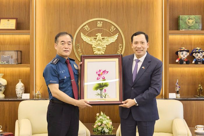 Thứ trưởng Lê Văn Tuyến tặng quà lưu niệm Quyền Tư lệnh KNPA Kim Jong Cheol.