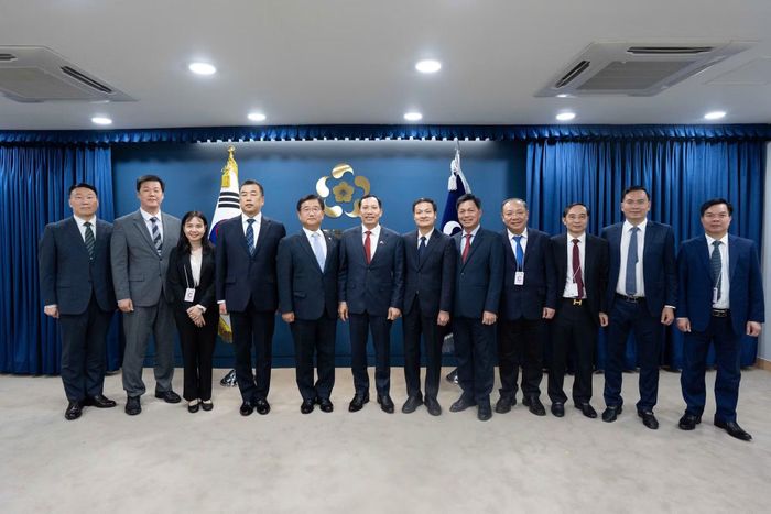 Thứ trưởng Lê Văn Tuyến và Cố vấn chính sách PSS Park Kwan Chon cùng các đại biểu.