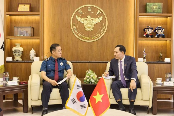 Thứ trưởng Lê Văn Tuyến chúc mừng ông Kim Jong Cheol được bổ nhiệm Quyền Tư lệnh KNPA.