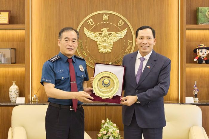 Quyền Tư lệnh KNPA Kim Jong Cheol tặng quà lưu niệm Thứ trưởng Lê Văn Tuyến.