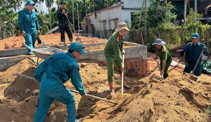 Lực lượng Công an xã Mộ Đức tích cực tham gia giúp người dân làm nhà ở.