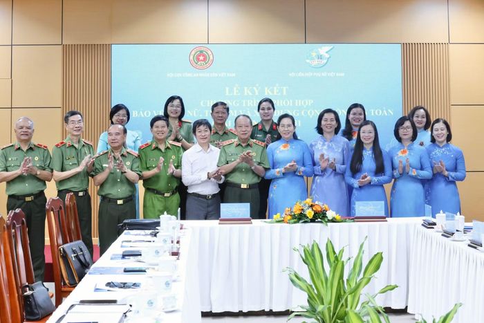 Các đại biểu tại lễ ký kết chương trình phối hợp.
