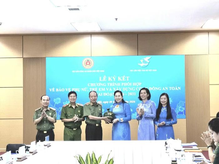 Thay mặt Hội Cựu CAND Việt Nam, Thượng tướng Lê Quý Vương trao quà tặng Hội Liên hiệp Phụ nữ Việt Nam.
