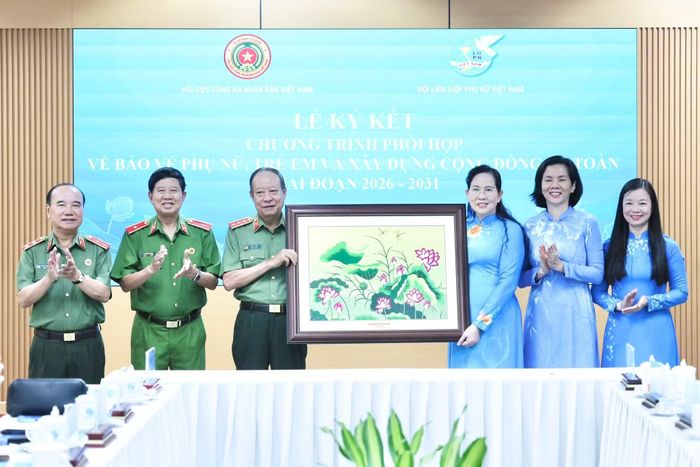 Đồng chí Lê Thị Thủy trao bức tranh lưu niệm tặng Hội Cựu CAND Việt Nam.