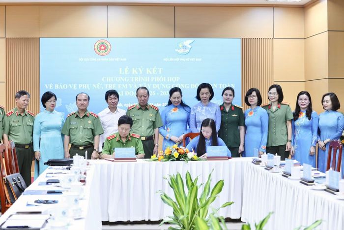 Thượng tướng Lê Quý Vương và đồng chí Lê Thị Thủy cùng các đại biểu chứng kiến đại diện lãnh đạo Hội Cựu CAND Việt Nam và Hội Liên hiệp Phụ nữ Việt Nam ký chương trình phối hợp.