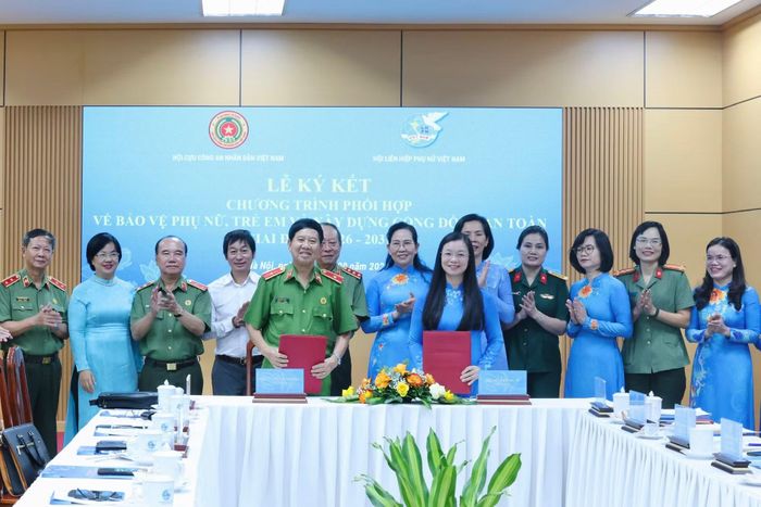 Đại diện lãnh đạo Hội Cựu CAND Việt Nam và Hội Liên hiệp Phụ nữ Việt Nam trao đổi biên bản ký kết chương trình phối hợp.