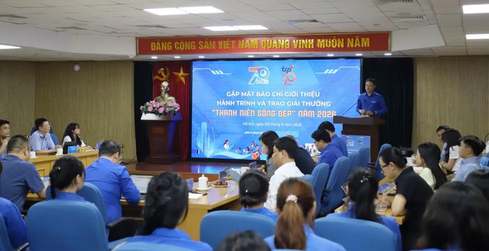 Ban tổ chức trao đổi với báo chí.