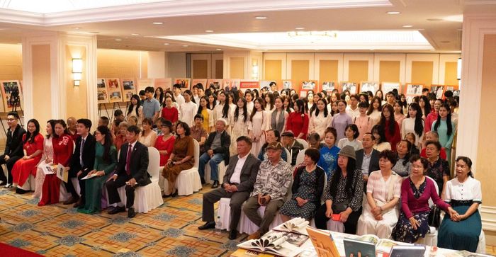 Các đại biểu, kiều bào, lưu học sinh tại Vân Nam tham gia chuỗi sự kiện.