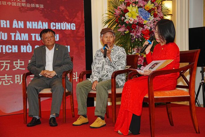 Cán bộ Khu Di tích Chủ tịch Hồ Chí Minh tại Phủ Chủ tịch lắng nghe và tiếp nhận nhiều hình ảnh, hiện vật về Chủ tịch Hồ Chí Minh tại Trung Quốc từ các kiều bào, gia đình kiều bào.