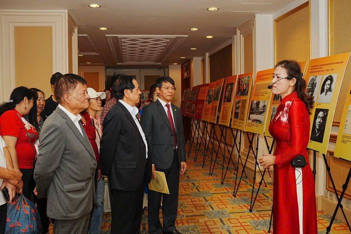 Ban Tổ chức cùng các đại biểu, kiều bào tham quan trưng bày về Chủ tịch Hồ Chí Minh tại Trung Quốc
