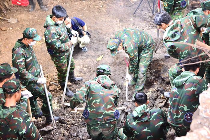 Các cán bộ chiến sĩ cẩn trọng đào tìm hài cốt liệt sĩ tại Khu A.