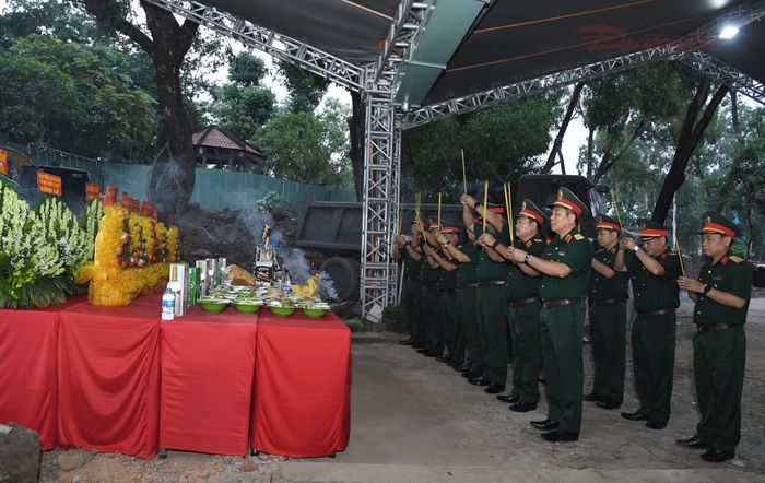 Đảng ủy - Bộ Tư lệnh Quân khu 7 dâng hương tưởng niệm, tri ân các Anh hùng liệt sĩ tại Công viên Lê Thị Riêng.