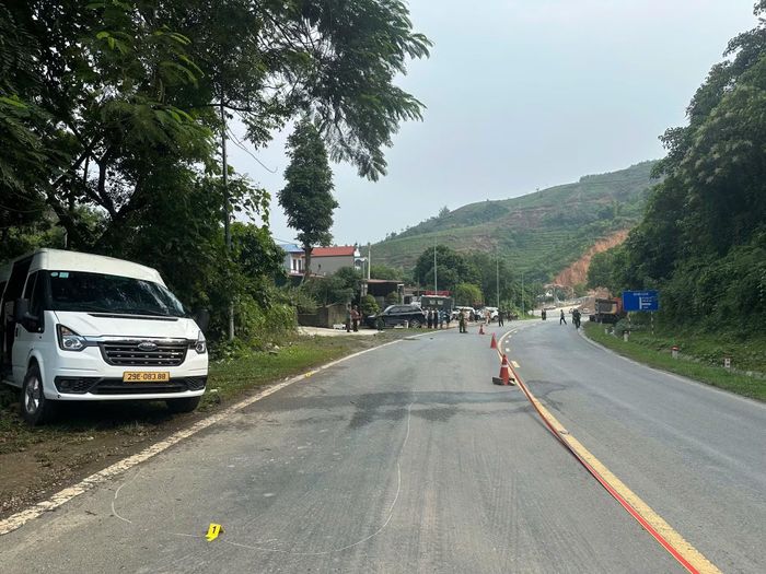 Xe ô tô khách 16 chỗ bị hư hỏng phần bên trái.