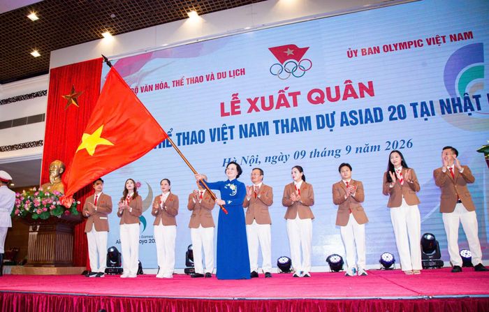 Phó Thủ tướng Chính phủ Phạm Thị Thanh Trà trao cờ cho Đoàn TTVN.