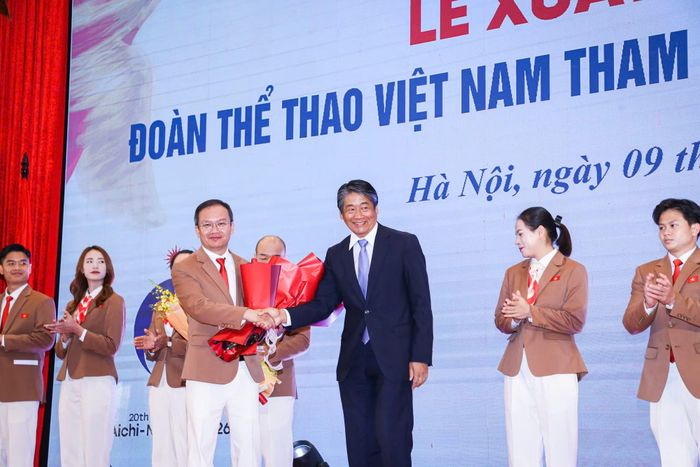 Đại sứ Nhật Bản tại Việt Nam Ito Naoki tặng hoa chúc mừng Đoàn TTVN