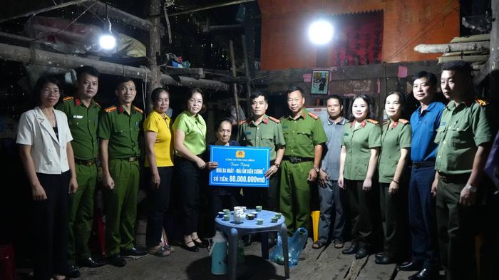 Đoàn công tác Công an tỉnh Cao Bằng do Đại tá Lương Ngọc Quyết, Phó Giám đốc Công an tỉnh làm Trưởng đoàn, đã đến thăm, trao kinh phí hỗ trợ xây dựng, sửa chữa “Nhà Ba nhất - Mái ấm biên cương” cho 4 hộ gia đình có hoàn cảnh khó khăn tại các xã Đàm Thủy, Trùng Khánh và Đình Phong.