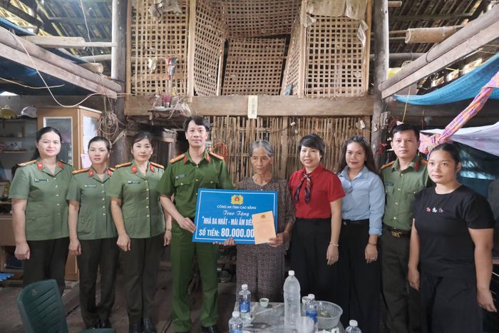 Đoàn công tác Công an tỉnh Cao Bằng do Thượng tá Lê Thanh Bình, Phó Giám đốc Công an tỉnh, trao kinh phí hỗ trợ xây dựng “Nhà Ba Nhất - Mái ấm biên cương", cho hộ nghèo có hoàn cảnh khó khăn về nhà ở tại xã Bế Văn Đàn.