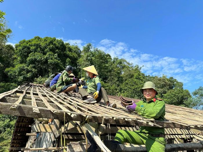 Công an các xã hỗ trợ người dân tháo dỡ nhà ở cũ.