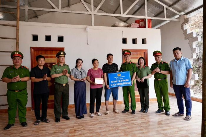 Đoàn công tác Công an tỉnh Cao Bằng do Đại tá Sầm Minh Hồ, Phó Giám đốc Công an tỉnh làm Trưởng đoàn, đã đến thăm, trao kinh phí hỗ trợ xây dựng, sửa chữa nhà ở cho 4 gia đình có hoàn cảnh khó khăn tại các xã Quang Long, Hạ Lang, Vinh Quý và Lý Quốc.