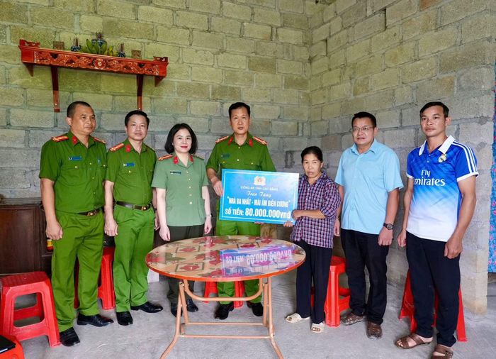 Đoàn công tác Công an tỉnh Cao Bằng do Đại tá Đoàn Hồng Hiệu, Phó Giám đốc Công an tỉnh làm Trưởng đoàn, đã đến trao kinh phí hỗ trợ xây dựng nhà ở cho các gia đình ở xã Tổng Cọt, Lũng Nặm và Trà Lĩnh.