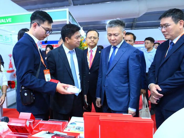 Thứ trưởng Nguyễn Ngọc Lâm tham quan các gian hàng PCCC và CNCH tại triển lãm.