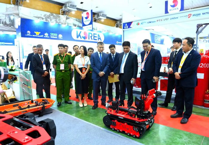 Thứ trưởng Nguyễn Ngọc Lâm nghe giới thiệu về robot chữa cháy tích hợp công nghệ AI.