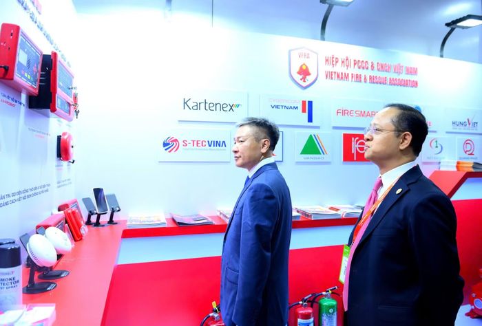 Ông Nguyễn Đỗ Tùng Cương, Chủ tịch Hiệp hội Phòng cháy, chữa cháy và cpiứu nạn, cứu hộ Việt Nam, giới thiệu với Thứ trưởng Nguyễn Ngọc Lâm về các phương tiện phòng cháy, chữa cháy được sản xuất trong nước.