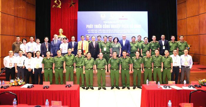 Các đại biểu tại buổi toạ đàm quốc tế.