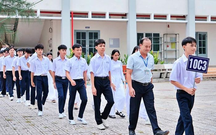 Đón tân học sinh vào lớp 10 trường THPT Nguyễn Trãi, Tây Ninh, trong ngày khai giảng. Ảnh: Trần Văn Tâm
