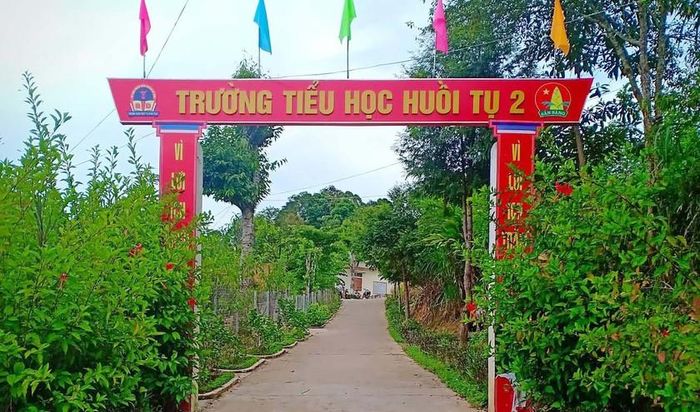 Ông Trịnh Hoàng Tuấn nguyên Hiệu trưởng trường Tiểu học Huồi Tụ 2 làm Hiệu trưởng trường mới thành lập. Ảnh: Hoàng Phúc
