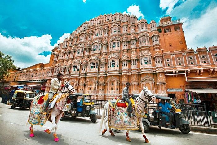 Jaipur là Thủ phủ của bang Rajasthan, ở miền Tây Ấn Độ. Được mệnh danh là "Thành phố Hồng" do sự phối màu của những tòa nhà màu hồng, điểm đến du lịch nổi tiếng này được UNESCO công nhận là Di sản thế giới từ năm 2019. Ảnh: stayvista