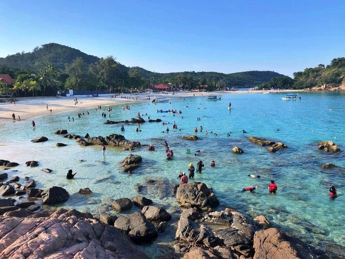 Vẻ đẹp nguyên sơ của bãi biển Pasir Panjang (Long beach) trên đảo Redang, Malaysia. Redang nổi tiếng với những bãi biển cát trắng mịn và làn nước biển trong xanh tuyệt đẹp. Ảnh: live-less-ordinary
