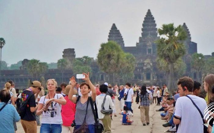 Rất đông khách du lịch đổ tới Angkor Wat (Campuchia) để chứng kiến một trong hai hiện tượng điểm phân (bao gồm điểm xuân phân và điểm thu phân) - thời điểm trong năm khi tâm của mặt trời nằm thẳng góc trên đường xích đạo của Trái Đất. Ảnh: Kiripost/Seng Mengheng