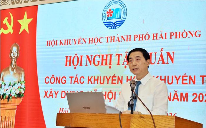 TS. Nguyễn Kim Pha - Chủ tịch Hội Khuyến học thành phố Hải Phòng phát biểu tại hội nghị tập huấn. Ảnh: CTTĐT Hải Phòng