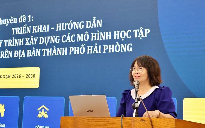 Báo cáo viên truyền đạt các chuyên đề tập huấn tại hội nghị.