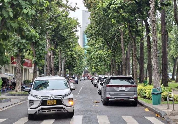 Xe ô tô nối đuôi đỗ trên đường Alexandre de Rhodes (phường Sài Gòn) dù bị cấm.