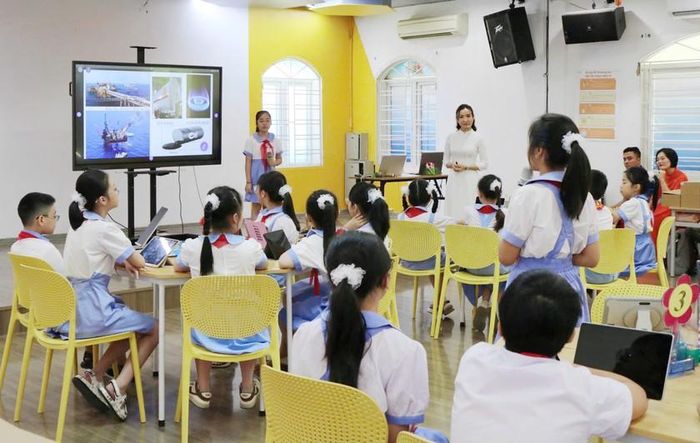 Giáo viên Trường Tiểu học Đinh Tiên Hoàng (Hải Phòng) thực hiện tiết dạy “Thiên nhiên Việt Nam” tại phòng học thông minh. Ảnh: Trường Tiểu học Đinh Tiên Hoàng