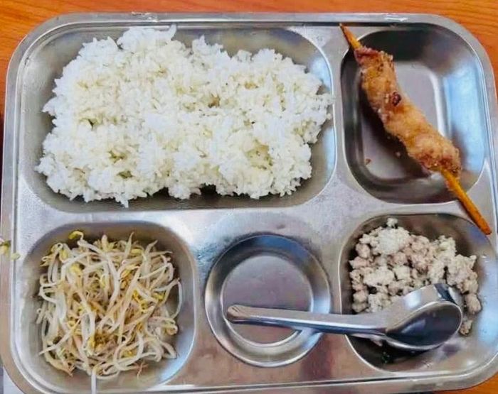 Suất ăn có giá 40.000 đồng của học sinh lớp 1, Trường tiểu học Trung Giã (Hà Nội).