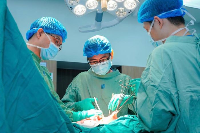 Ê-kíp phẫu thuật thực hiện ca tái tạo vú cho người bệnh.