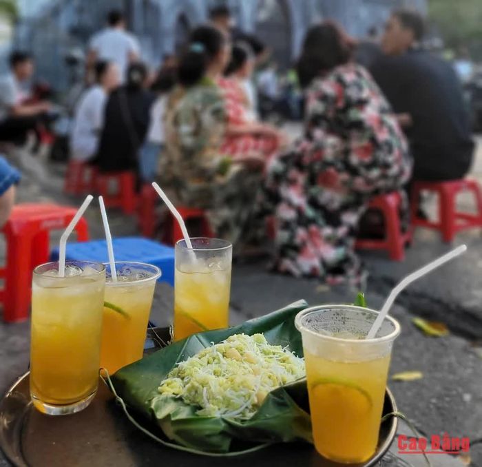 Xôi cốm hạt sen, món ăn mang đậm hương vị mùa thu Hà Nội ngay dưới Nhà thờ Lớn.