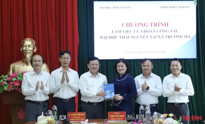Đại học Thái Nguyên trao quà an sinh xã hội tặng xã Trường Hà.