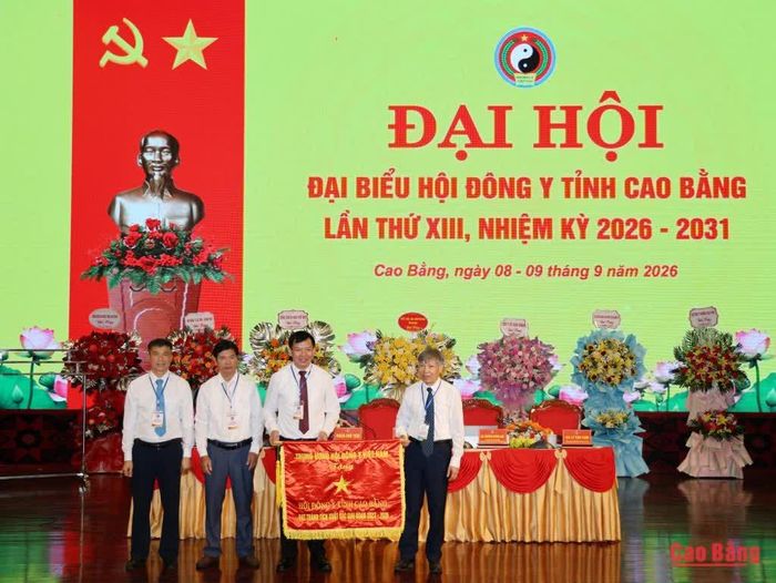 Lãnh đạo Trung ương Hội Đông y Việt Nam trao Cờ thi đua xuất sắc cho Hội Đông y tỉnh.