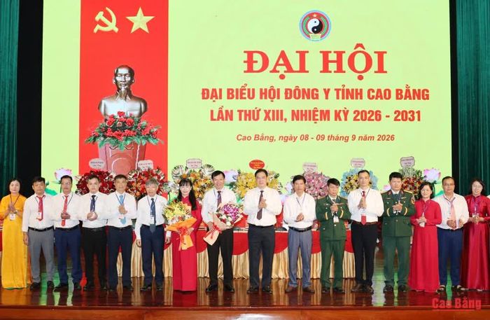 Phó Bí thư Tỉnh ủy, Chủ tịch Ủy ban MTTQ tỉnh Vũ Hồng Quang và các đại biểu tặng hoa chúc mừng Ban Chấp hành Hội Đông y tỉnh nhiệm kỳ 2026 - 2031.