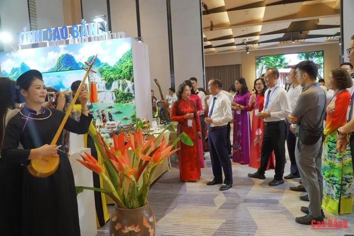 Các đại biểu tham quan khu trưng bày, giới thiệu bản sắc văn hóa, các sản phẩm đặc trưng, sản phẩm OCOP và sản phẩm công nghiệp nông thôn tiêu biểu của tỉnh Cao Bằng tại hội nghị.