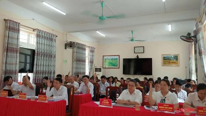 Các đại biểu biểu quyết thông qua nghị quyết.