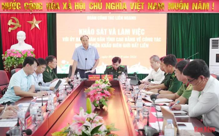 Phó Chủ tịch UBND tỉnh Hoàng Văn Thạch phát biểu tại buổi làm việc.
