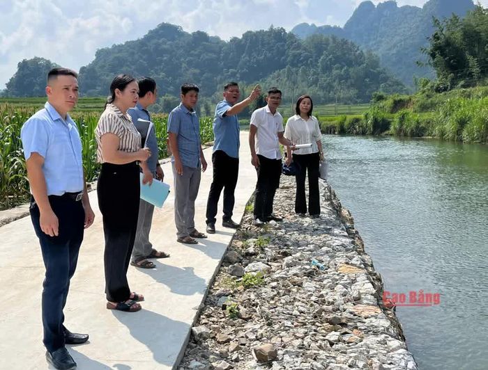 Đoàn công tác Ủy ban MTTQ tỉnh tổ chức giám sát việc triển khai hỗ trợ xây dựng công trình kè chống sạt lở xóm Thôn Ga, xã Quang Trung.